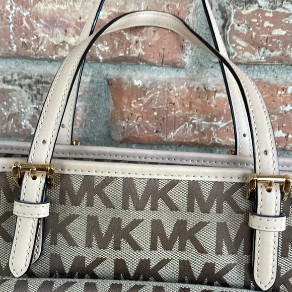 New Michael Kors Bag - Picture 2 of 8
